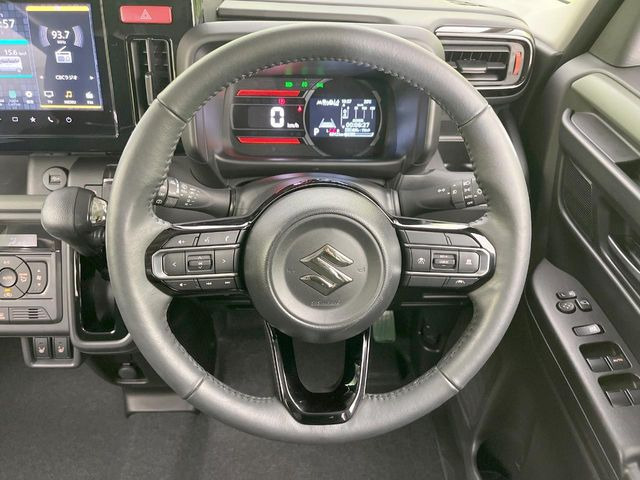 �C���e���A�ɍ��킹���f�U�C���̃X�e�A�����O�́A�^�]�������̂��Ƃ��l���A�^�]���₷���`��A�傫���ł��B�����x�A���ۂɐG���Ă��m���߂��������B