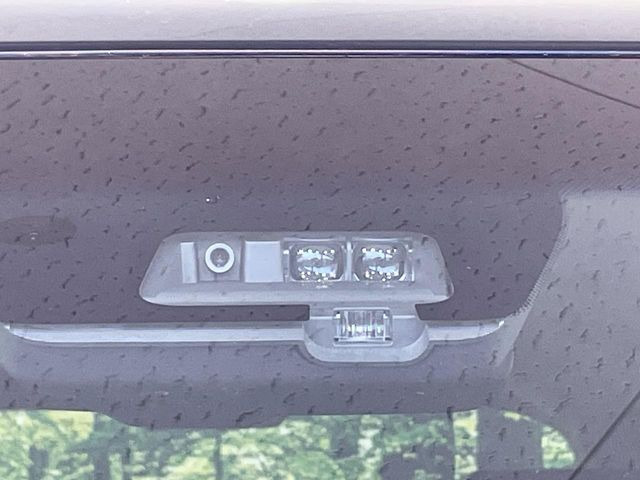 【三菱e-Assist】走行中に前方の車両等を認識し、衝突しそうな時は警報とブレーキで衝突回避と被害軽減をアシスト。より安全にドライブをお楽しみいただけます。