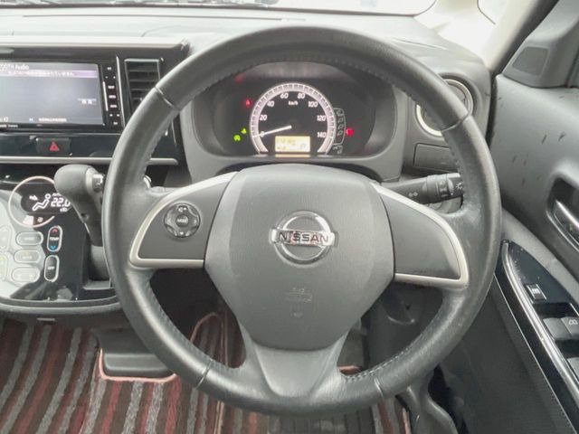 �C���e���A�ɍ��킹���f�U�C���̃X�e�A�����O�́A�^�]�������̂��Ƃ��l���A�^�]���₷���`��A�傫���ł��B�����x�A���ۂɐG���Ă��m���߂��������B