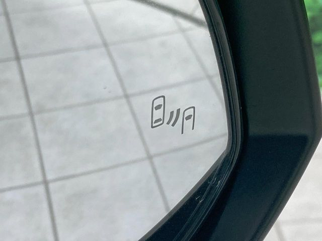 【ブラインドスポットモニター】走行中、ドアミラーの死角になりやすい箇所に後続車が接近するとサイドミラーのレンズに警告を表示!ドライバーに注意喚起をしてくれます。