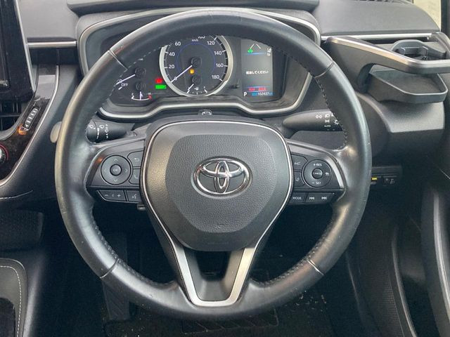 �C���e���A�ɍ��킹���f�U�C���̃X�e�A�����O�́A�^�]�������̂��Ƃ��l���A�^�]���₷���`��A�傫���ł��B�����x�A���ۂɐG���Ă��m���߂��������B