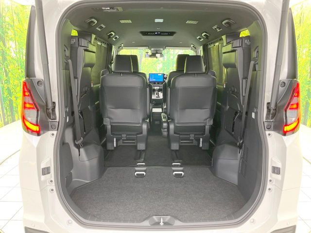 積み下ろしのしやすいデッキにはたっぷりと荷物を積み込んでいただけます。遊びから仕事まで、様々なシーンで頼れます♪