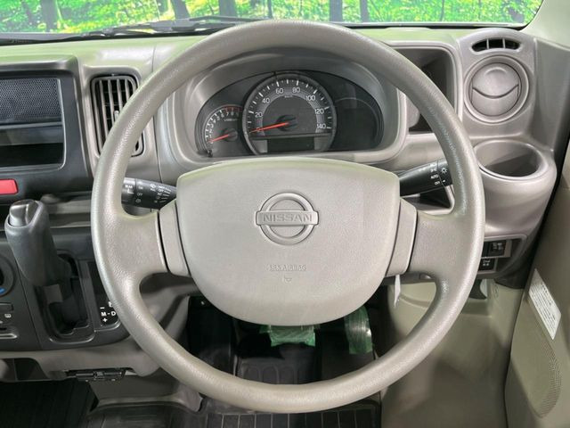 �C���e���A�ɍ��킹���f�U�C���̃X�e�A�����O�́A�^�]�������̂��Ƃ��l���A�^�]���₷���`��A�傫���ł��B�����x�A���ۂɐG���Ă��m���߂��������B