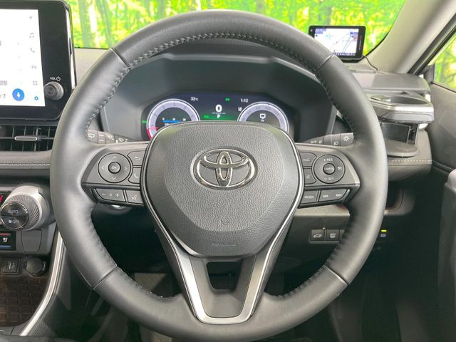 インテリアに合わせたデザインのステアリングは、運転される方のことも考え、運転しやすい形状、大きさです。是非一度、実際に触ってお確かめください。