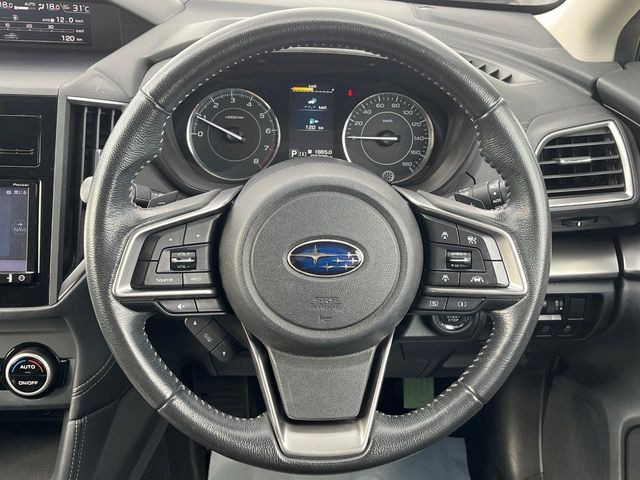 �C���e���A�ɍ��킹���f�U�C���̃X�e�A�����O�́A�^�]�������̂��Ƃ��l���A�^�]���₷���`��A�傫���ł��B�����x�A���ۂɐG���Ă��m���߂��������B