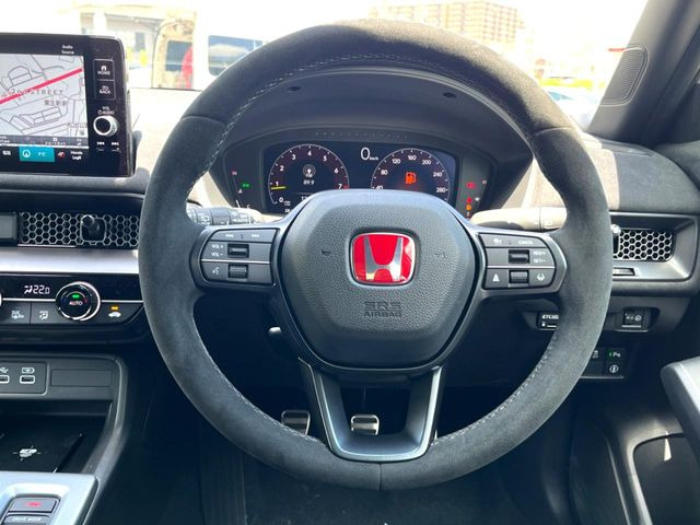 �C���e���A�ɍ��킹���f�U�C���̃X�e�A�����O�́A�^�]�������̂��Ƃ��l���A�^�]���₷���`��A�傫���ł��B�����x�A���ۂɐG���Ă��m���߂��������B