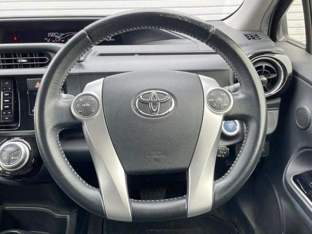 �C���e���A�ɍ��킹���f�U�C���̃X�e�A�����O�́A�^�]�������̂��Ƃ��l���A�^�]���₷���`��A�傫���ł��B�����x�A���ۂɐG���Ă��m���߂��������B