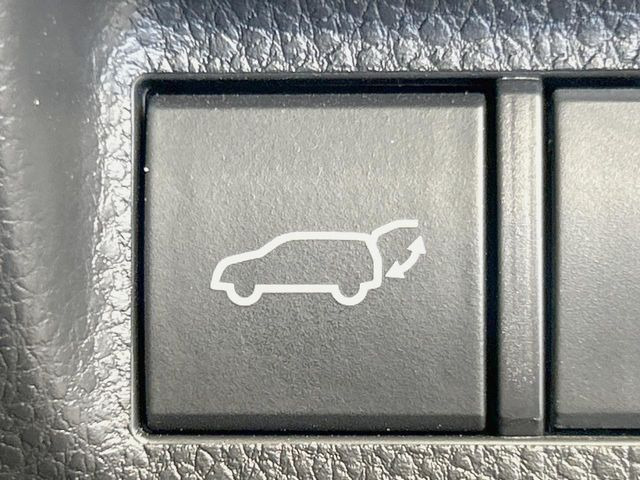 【パワーバックドア】スマートキーや運転席のボタンを押すだけでリアゲートが自動で開閉します!荷物を持っている時や、高い位置にあるバックドアを閉める際に便利な機能です♪