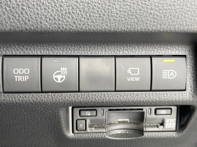【ステアリングヒーター】冬場に冷たくなりやすい革巻きステアリングを、スイッチ一つで素早く適温に!エアコンよりも早く温まってくれるので、寒い日の運転も快適になりますね♪