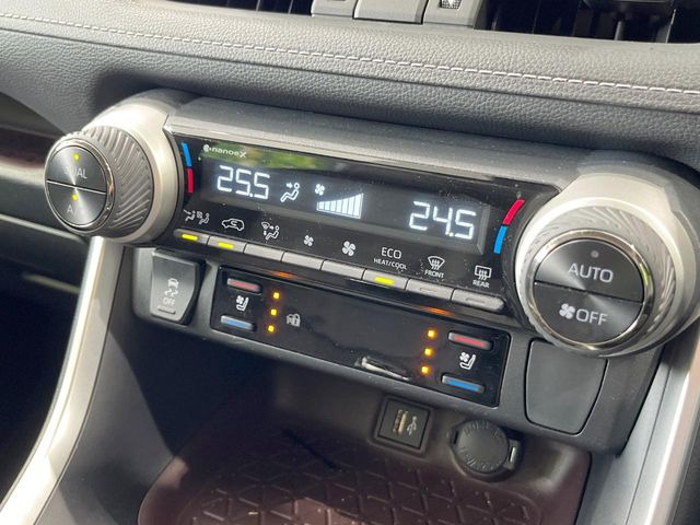 【左右独立型フルオートエアコン】運転席と助手席でそれぞれお好みの温度に設定可能。同乗者にも配慮した、快適な空調をお届け致します。