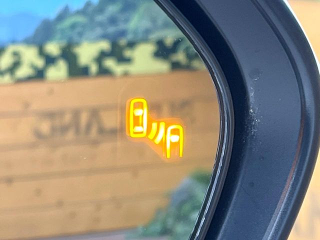 【ブラインドスポットモニター】走行中、ドアミラーの死角になりやすい箇所に後続車が接近するとサイドミラーのレンズに警告を表示!ドライバーに注意喚起をしてくれます。