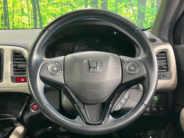 �C���e���A�ɍ��킹���f�U�C���̃X�e�A�����O�́A�^�]�������̂��Ƃ��l���A�^�]���₷���`��A�傫���ł��B�����x�A���ۂɐG���Ă��m���߂��������B
