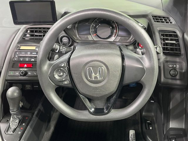 �C���e���A�ɍ��킹���f�U�C���̃X�e�A�����O�́A�^�]�������̂��Ƃ��l���A�^�]���₷���`��A�傫���ł��B�����x�A���ۂɐG���Ă��m���߂��������B