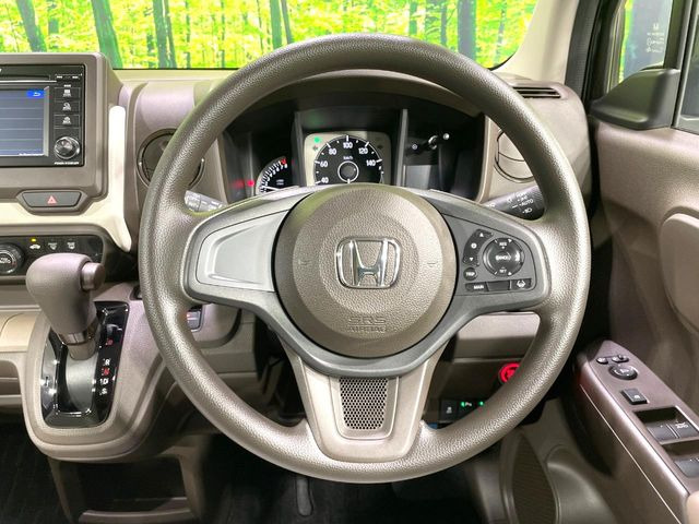 �C���e���A�ɍ��킹���f�U�C���̃X�e�A�����O�́A�^�]�������̂��Ƃ��l���A�^�]���₷���`��A�傫���ł��B�����x�A���ۂɐG���Ă��m���߂��������B