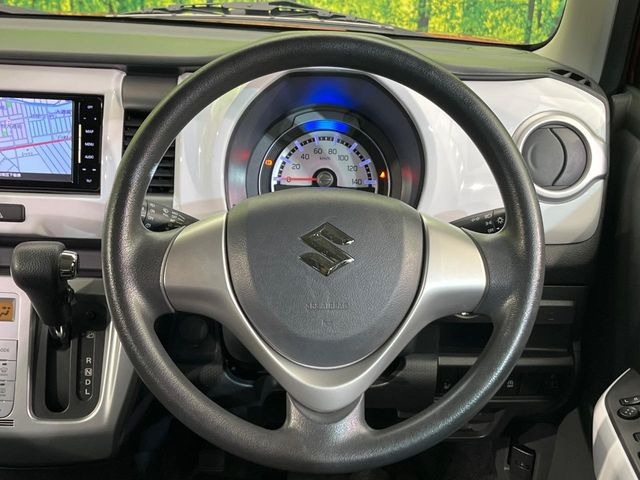 �C���e���A�ɍ��킹���f�U�C���̃X�e�A�����O�́A�^�]�������̂��Ƃ��l���A�^�]���₷���`��A�傫���ł��B�����x�A���ۂɐG���Ă��m���߂��������B