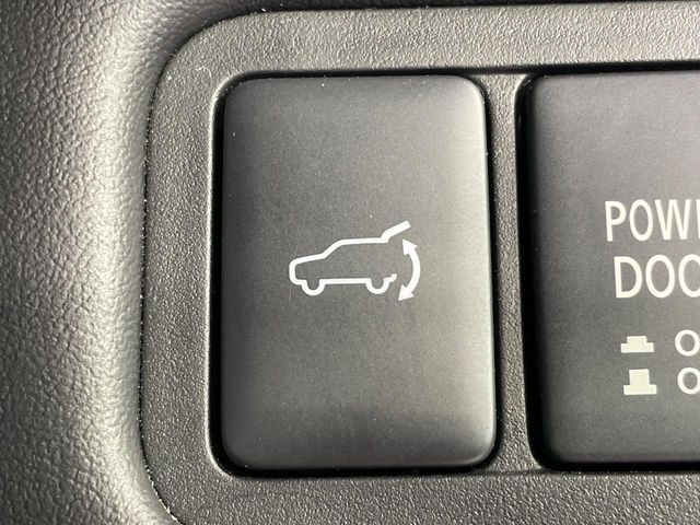 【パワーバックドア】スマートキーや運転席のボタンを押すだけでリアゲートが自動で開閉します!荷物を持っている時や、高い位置にあるバックドアを閉める際に便利な機能です♪