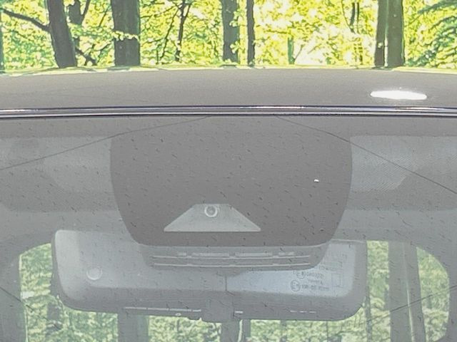 【トヨタセーフティセンス】走行中に前方の車両等を認識し、衝突しそうな時は警報とブレーキで衝突回避と被害軽減をアシスト。より安全にドライブをお楽しみいただけます。