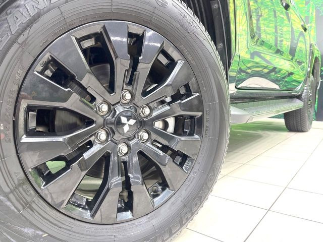 �y����18�C���`�A���~�z�C�[���z�O�ςɃ}�b�`���������A���~�z�C�[���𑕒����Ă���܂��B�e��ЊO�A���~�z�C�[����A�X�^�b�h���X�^�C�����戵�����Ă���܂��B���񂲑��k����������
