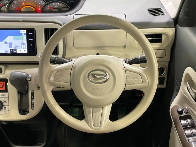インテリアに合わせたデザインのステアリングは、運転される方のことも考え、運転しやすい形状、大きさです。是非一度、実際に触ってお確かめください。