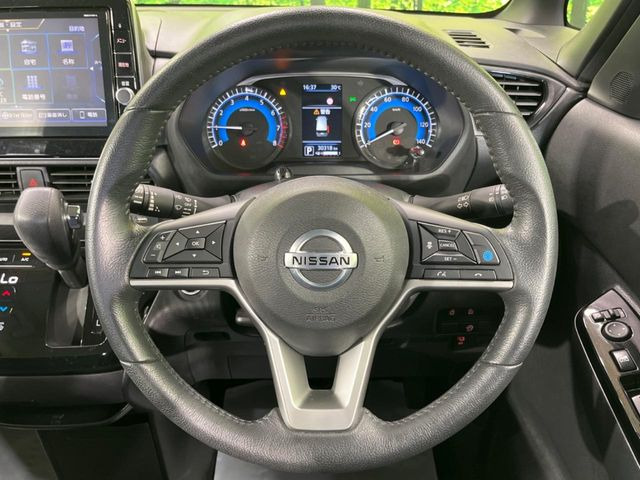 �C���e���A�ɍ��킹���f�U�C���̃X�e�A�����O�́A�^�]�������̂��Ƃ��l���A�^�]���₷���`��A�傫���ł��B�����x�A���ۂɐG���Ă��m���߂��������B