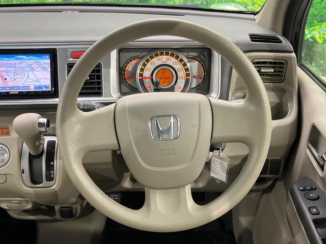 �C���e���A�ɍ��킹���f�U�C���̃X�e�A�����O�́A�^�]�������̂��Ƃ��l���A�^�]���₷���`��A�傫���ł��B�����x�A���ۂɐG���Ă��m���߂��������B