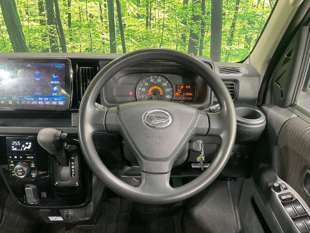 �C���e���A�ɍ��킹���f�U�C���̃X�e�A�����O�́A�^�]�������̂��Ƃ��l���A�^�]���₷���`��A�傫���ł��B�����x�A���ۂɐG���Ă��m���߂��������B