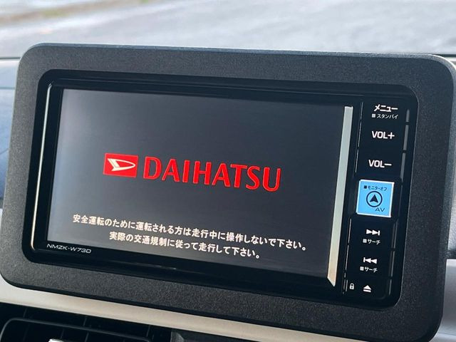 【純正ナビ】人気の純正ナビを装備しております。ナビの使いやすさはもちろん、オーディオ機能も充実!キャンプや旅行はもちろん、通勤や買い物など普段のドライブも楽しくなるはず♪