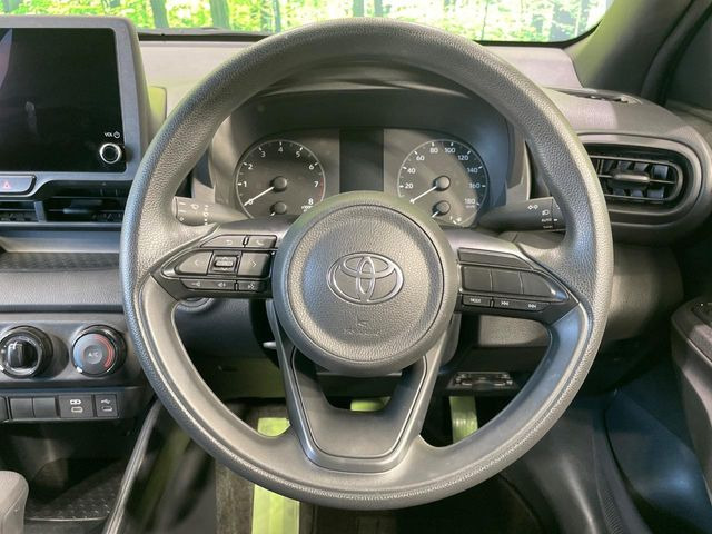�C���e���A�ɍ��킹���f�U�C���̃X�e�A�����O�́A�^�]�������̂��Ƃ��l���A�^�]���₷���`��A�傫���ł��B�����x�A���ۂɐG���Ă��m���߂��������B