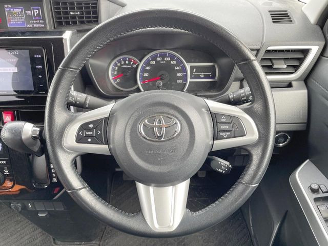 �C���e���A�ɍ��킹���f�U�C���̃X�e�A�����O�́A�^�]�������̂��Ƃ��l���A�^�]���₷���`��A�傫���ł��B�����x�A���ۂɐG���Ă��m���߂��������B