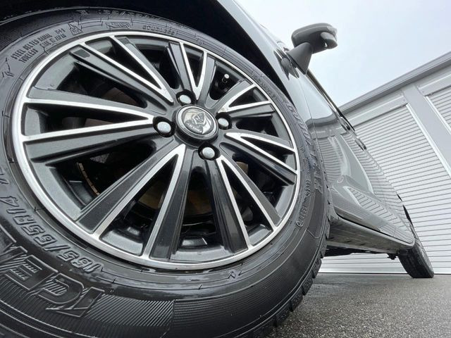 �y�A���~�z�C�[���z�O�ςɃ}�b�`�����A���~�z�C�[���𑕒����Ă���܂��B�e��A���~�z�C�[����A�X�^�b�h���X�^�C�����戵�����Ă���܂��B���񂲑��k����������