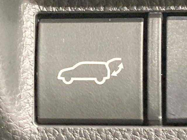 【パワーバックドア】スマートキーや運転席のボタンを押すだけでリアゲートが自動で開閉します!荷物を持っている時や、高い位置にあるバックドアを閉める際に便利な機能です♪