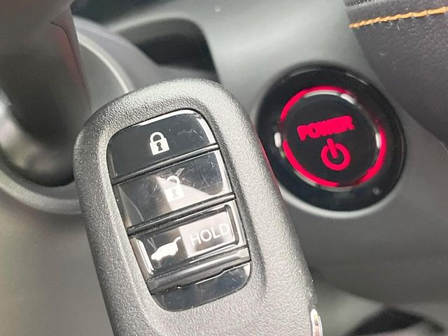 �yHonda�X�}�[�g�L�[�z�J�o����|�P�b�g�ɓ��ꂽ�܂܂ł��h�A�̎{���E�������\�ȃX�}�[�g�L�[�𑕔��B�G���W���̃I���E�I�t�����J�M�����o���K�v����������Ƃ��Ă��֗��ł���
