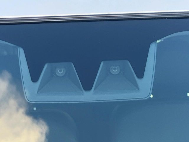 【スマートアシスト】走行中に前方の車両等を認識し、衝突しそうな時は警報とブレーキで衝突回避と被害軽減をアシスト。より安全にドライブをお楽しみいただけます。