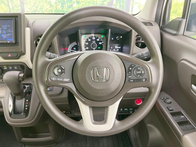 �C���e���A�ɍ��킹���f�U�C���̃X�e�A�����O�́A�^�]�������̂��Ƃ��l���A�^�]���₷���`��A�傫���ł��B�����x�A���ۂɐG���Ă��m���߂��������B