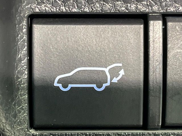 【パワーバックドア】スマートキーや運転席のボタンを押すだけでリアゲートが自動で開閉します!荷物を持っている時や、高い位置にあるバックドアを閉める際に便利な機能です♪