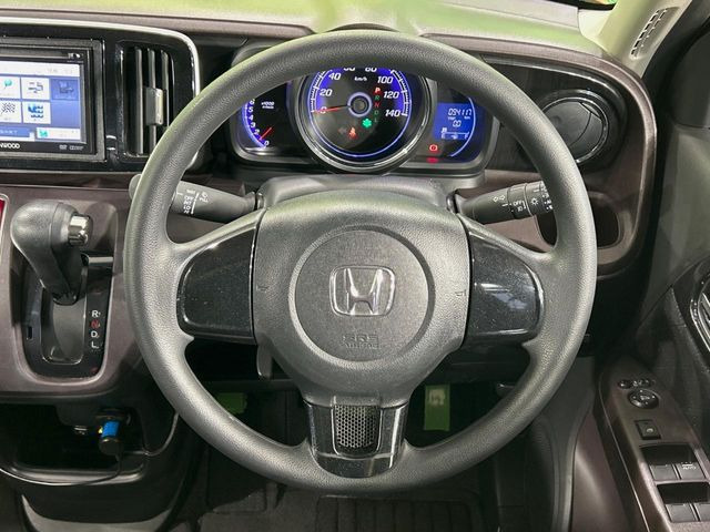 �C���e���A�ɍ��킹���f�U�C���̃X�e�A�����O�́A�^�]�������̂��Ƃ��l���A�^�]���₷���`��A�傫���ł��B�����x�A���ۂɐG���Ă��m���߂��������B