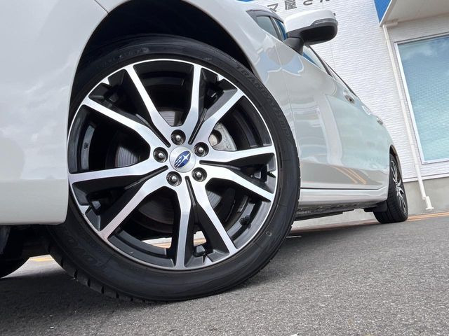 �y����17�C���`�A���~�z�C�[���z�O�ςɃ}�b�`���������A���~�z�C�[���𑕒����Ă���܂��B�e��ЊO�A���~�z�C�[����A�X�^�b�h���X�^�C�����戵�����Ă���܂��B���񂲑��k����������