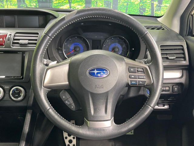 �C���e���A�ɍ��킹���f�U�C���̃X�e�A�����O�́A�^�]�������̂��Ƃ��l���A�^�]���₷���`��A�傫���ł��B�����x�A���ۂɐG���Ă��m���߂��������B