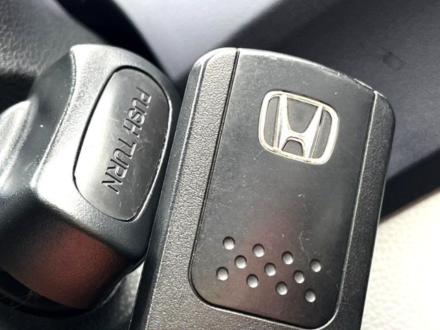 �yHonda�X�}�[�g�L�[�z�J�o����|�P�b�g�ɓ��ꂽ�܂܂ł��h�A�̎{���E�������\�ȃX�}�[�g�L�[�𑕔��B�G���W���̃I���E�I�t�����J�M�����o���K�v����������Ƃ��Ă��֗��ł���