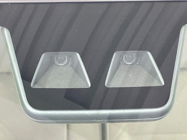 【スマートアシスト】走行中に前方の車両等を認識し、衝突しそうな時は警報とブレーキで衝突回避と被害軽減をアシスト。より安全にドライブをお楽しみいただけます。