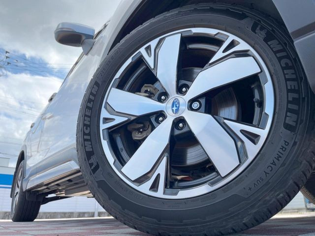 �y����18�C���`�A���~�z�C�[���z�O�ςɃ}�b�`���������A���~�z�C�[���𑕒����Ă���܂��B�e��ЊO�A���~�z�C�[����A�X�^�b�h���X�^�C�����戵�����Ă���܂��B���񂲑��k����������