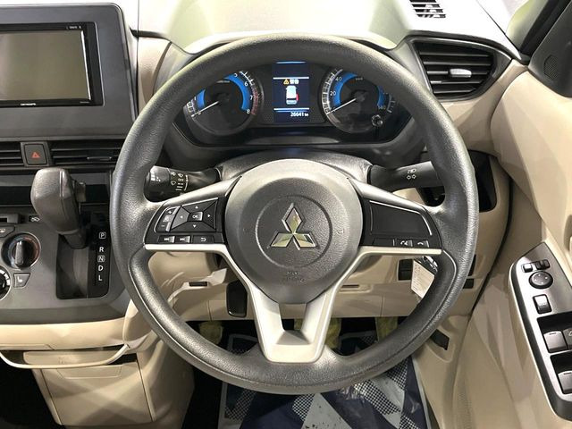 �C���e���A�ɍ��킹���f�U�C���̃X�e�A�����O�́A�^�]�������̂��Ƃ��l���A�^�]���₷���`��A�傫���ł��B�����x�A���ۂɐG���Ă��m���߂��������B