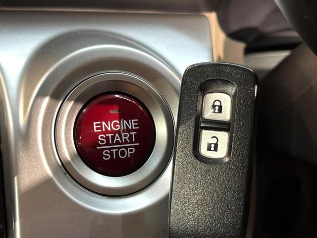 �yHonda�X�}�[�g�L�[�z�J�o����|�P�b�g�ɓ��ꂽ�܂܂ł��h�A�̎{���E�������\�ȃX�}�[�g�L�[�𑕔��B�G���W���̃I���E�I�t�����J�M�����o���K�v����������Ƃ��Ă��֗��ł���