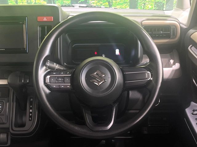 �C���e���A�ɍ��킹���f�U�C���̃X�e�A�����O�́A�^�]�������̂��Ƃ��l���A�^�]���₷���`��A�傫���ł��B�����x�A���ۂɐG���Ă��m���߂��������B