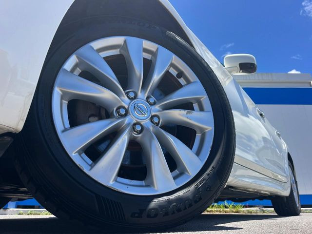 �y����18�C���`�A���~�z�C�[���z�O�ςɃ}�b�`���������A���~�z�C�[���𑕒����Ă���܂��B�e��ЊO�A���~�z�C�[����A�X�^�b�h���X�^�C�����戵�����Ă���܂��B���񂲑��k����������