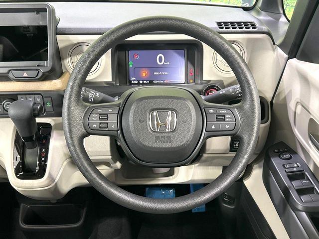 �C���e���A�ɍ��킹���f�U�C���̃X�e�A�����O�́A�^�]�������̂��Ƃ��l���A�^�]���₷���`��A�傫���ł��B�����x�A���ۂɐG���Ă��m���߂��������B