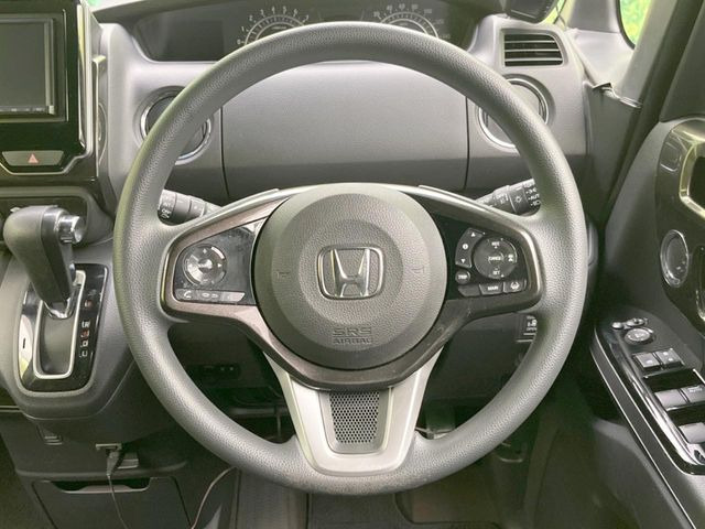 �C���e���A�ɍ��킹���f�U�C���̃X�e�A�����O�́A�^�]�������̂��Ƃ��l���A�^�]���₷���`��A�傫���ł��B�����x�A���ۂɐG���Ă��m���߂��������B