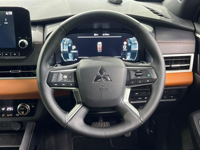 �C���e���A�ɍ��킹���f�U�C���̃X�e�A�����O�́A�^�]�������̂��Ƃ��l���A�^�]���₷���`��A�傫���ł��B�����x�A���ۂɐG���Ă��m���߂��������B