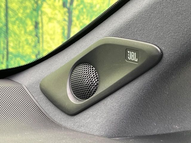 �yJBL�T�E���h�V�X�e���z���[�J�[�I�v�V�����̍��i�ʃT�E���h�V�X�e���𓋍ځB��p�̃`���[�j���O���{���ꂽ�召�l�X�ȃX�s�[�J�[����ǎ��ȃT�E���h���t�ł��A�Տꊴ���ӂ�鉹����Ԃ����o���܂��B