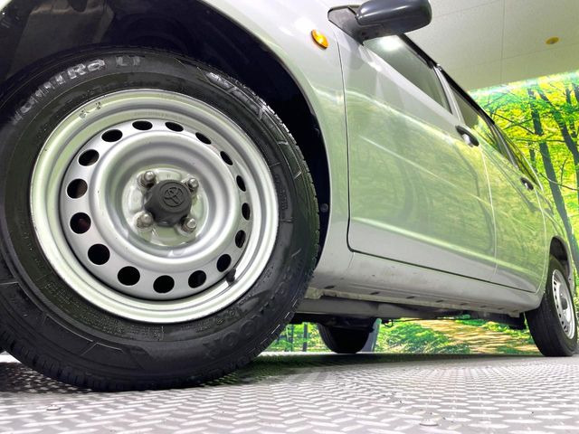 �C���e���A�ɍ��킹���f�U�C���̃X�e�A�����O�́A�^�]�������̂��Ƃ��l���A�^�]���₷���`��A�傫���ł��B�����x�A���ۂɐG���Ă��m���߂��������B